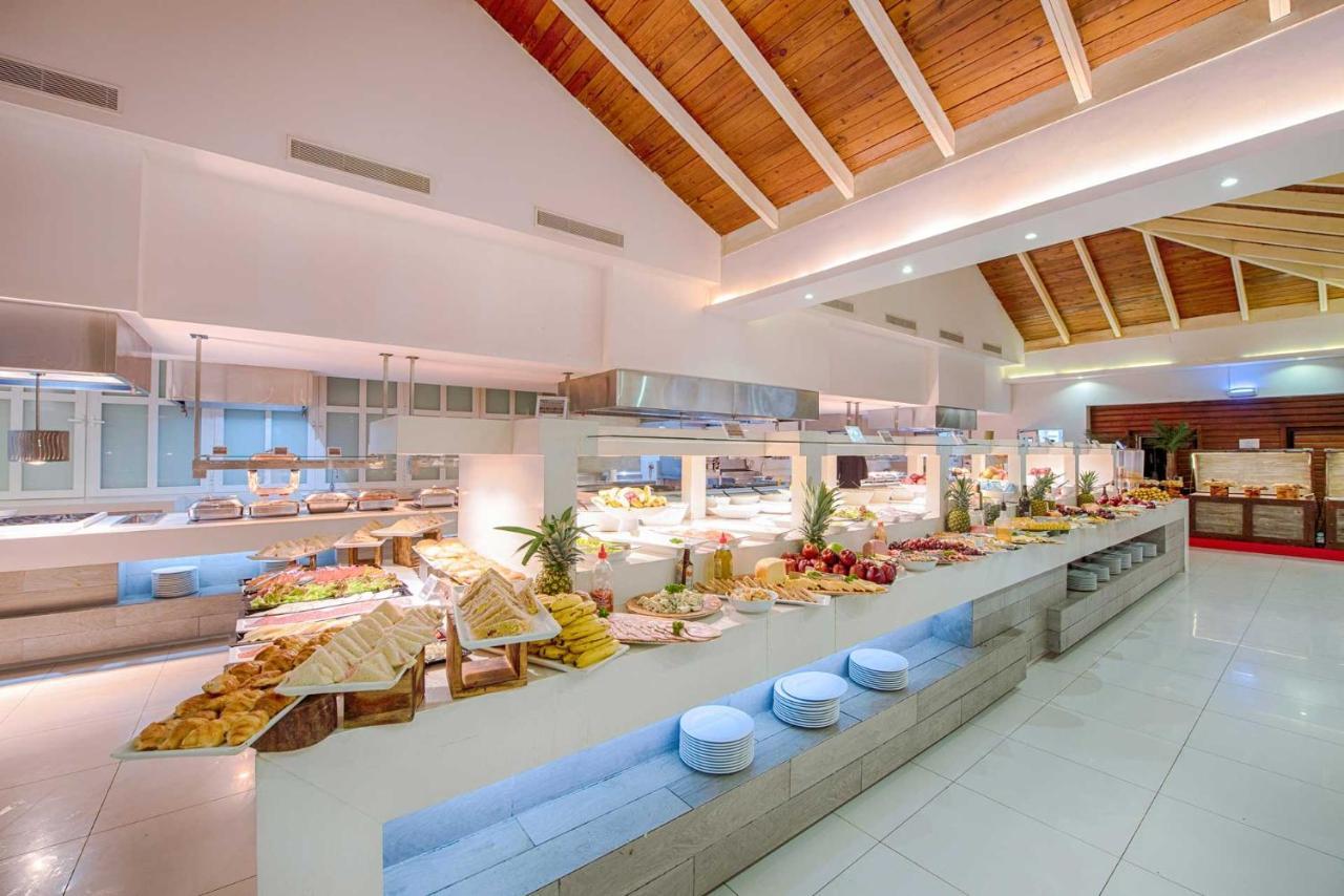 Grand Sirenis Punta Cana Resort & Aquagames Uvero Alto Exterior photo The buffet at the hotel
