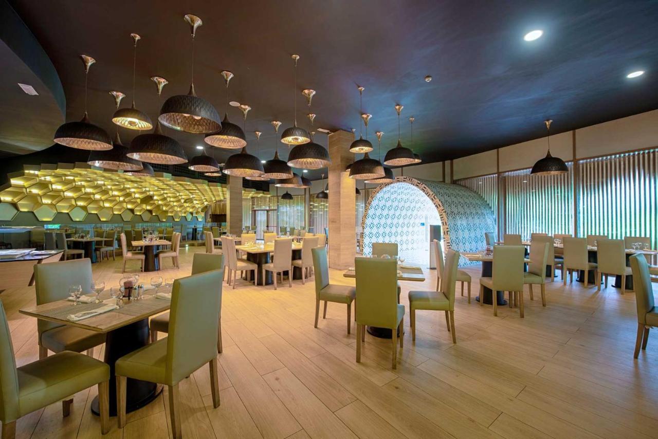 Grand Sirenis Punta Cana Resort & Aquagames Uvero Alto Exterior photo Restaurant interior