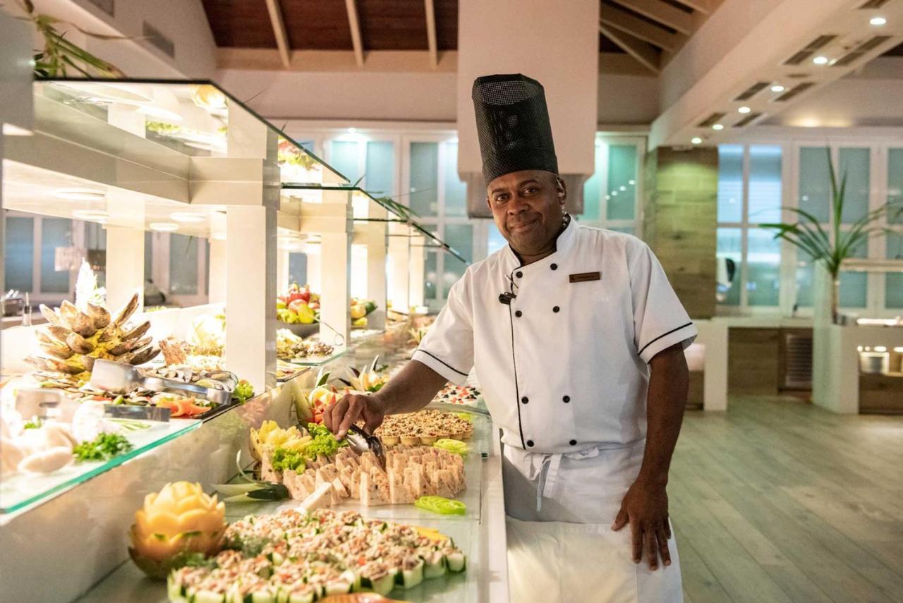 Grand Sirenis Punta Cana Resort & Aquagames Uvero Alto Exterior photo A chef at work